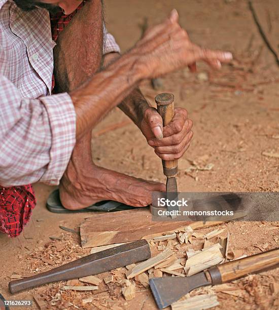 Carpinteiro De Trabalho - Fotografias de stock e mais imagens de Acabar - Acabar, Adulto, Ampliação da Casa