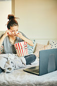 nette-frau-schaut-film-zu-hause.jpg?b=1&s=170x170&k=20&c=TDgLuXEht2UUPzJ6gPfEUuNrQX7VIC9ORDPQ-B7Neq0=