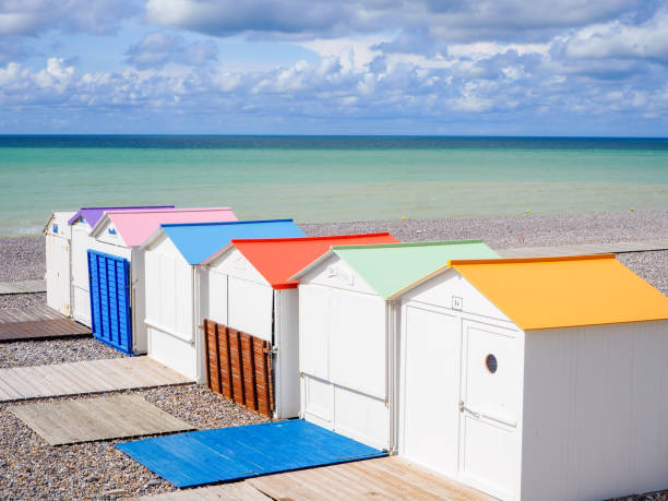 cabanas de praia em le tréport em somme na frança - picardy - fotografias e filmes do acervo