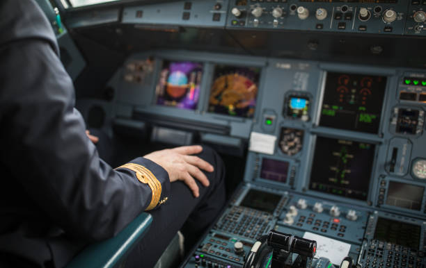 la mano del piloto acelerando el acelerador - commercial airplane throttle lever cockpit fotografías e imágenes de stock