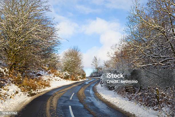 Estrada De Inverno - Fotografias de stock e mais imagens de Alfalto - Alfalto, Ao Ar Livre, Azul