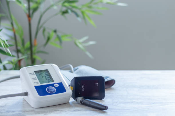 血圧モニタリング用のデジタル血圧モニターと血糖値を制御するグルコメーター - diabetes blood sugar test insulin glucose ストックフォトと画像