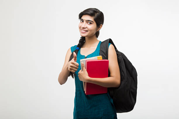 白い背景の若い大人南インドの女性 - ストック画像 - thumbs up book smiling student ストックフォトと画像