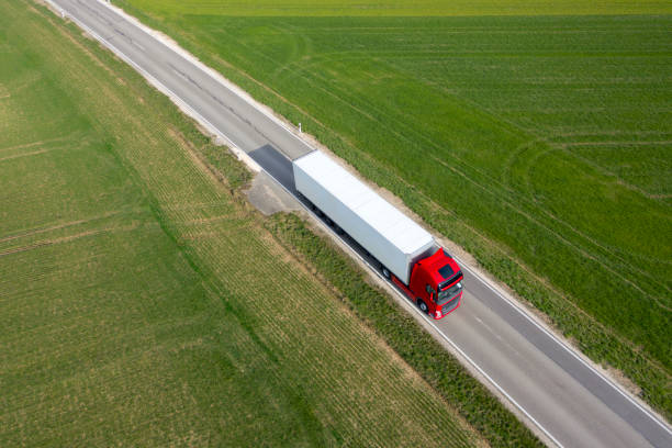 camion sur la route, vue aérienne - semi truck truck highway red photos et images de collection