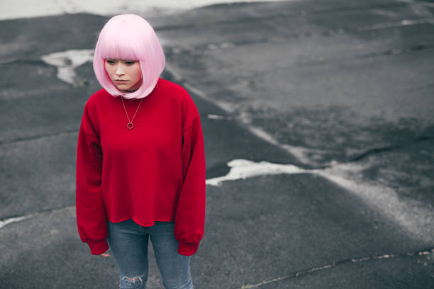 стильный азиатский подросток, стоящий на шероховатый улице - child looking messy urban scene стоковые фото и изображения