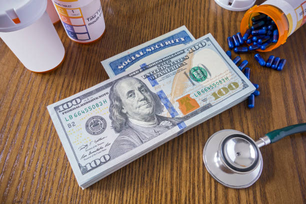 medical expenses - one hundred dollar bill finance focus macro imagens e fotografias de stock