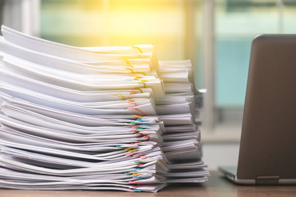 stos przeciążenia dokument papieru z laptopem do pracy z domu, koncepcja biznesowa paperless używane. - stack paper document heap zdjęcia i obrazy z banku zdjęć