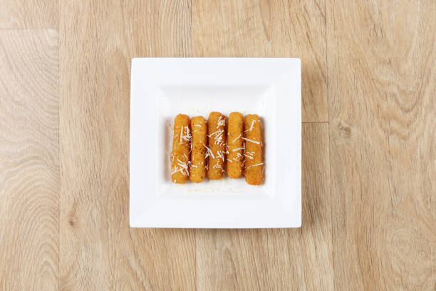 fried mozzarella sticks - mozzarella stick appetizer fried imagens e fotografias de stock