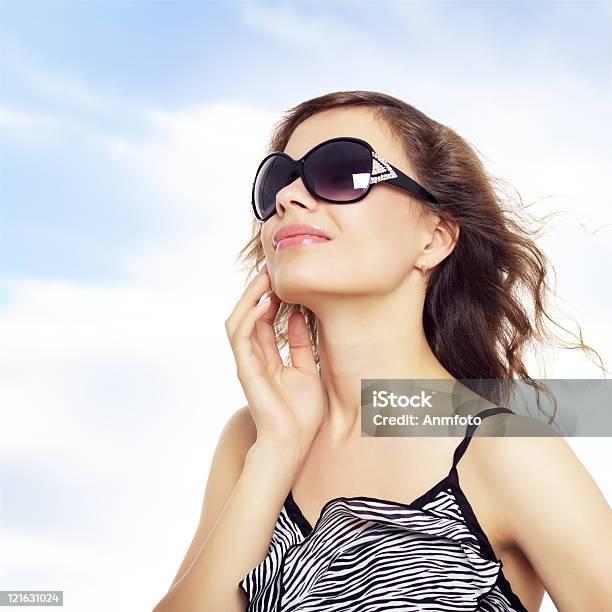 Feliz Jovem Senhora Sorridente Com Óculos De Sol - Fotografias de stock e mais imagens de Acessório - Acessório, Adolescente, Adolescência
