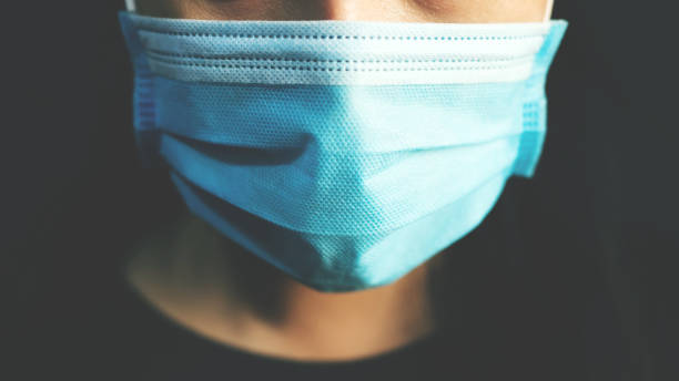 covid-19のウイルスや細菌から保護するために、誰もが家を出る前に人工呼吸器を着用する必要があります。 - surgical mask ストックフォトと画像