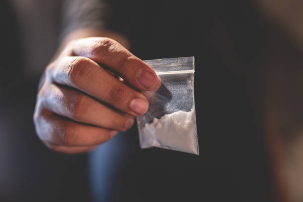 наркоман употреблял наркотики, используя героин в комнате. - narcotic drug abuse cocaine heroin стоковые фото и изображения
