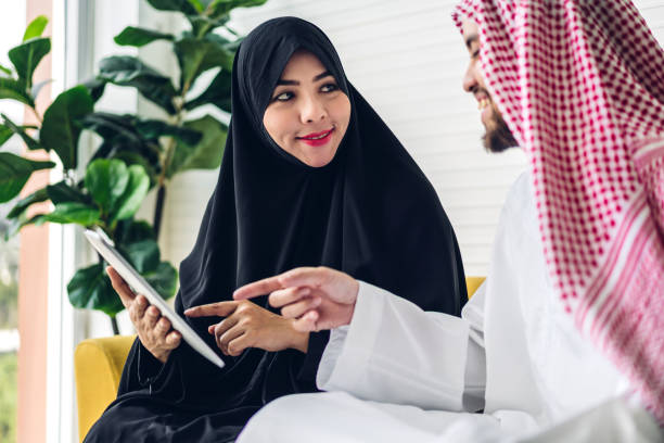 deux gens d’affaires arabes travaillant avec des gens d’affaires arabes de tablette computer.creative planifiant au grenier moderne de travail - agal photos et images de collection