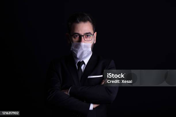 Geschäftsmann Mit Einer Verschmutzungsmaske Gegen Grippe Oder Virus Stockfoto und mehr Bilder von 30-34 Jahre