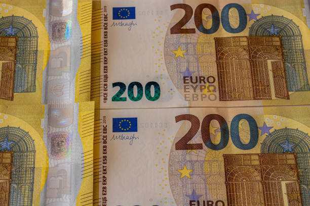 istock A few 200 euro bills on table 1216318634