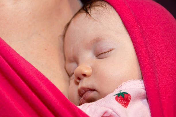 아기가 새총에서 자고, 얼굴을 클로즈업 - 랩 원피스 뉴스 사진 이미지