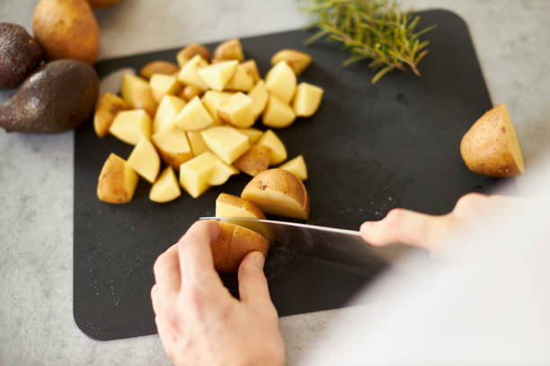 verschiedene fotos von einem jungen mann trägt ein weißes t-shirt kochen gesundes essen in einer großen design-küche - cutting board cutting mat photography horizontal stock-fotos und bilder