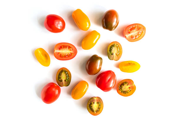 白い背景に分離様々なカラフルなトマト。トップビュー、フラットレイ。クリエイティブレイアウト - healthy eating red above studio shot ストックフォトと画像