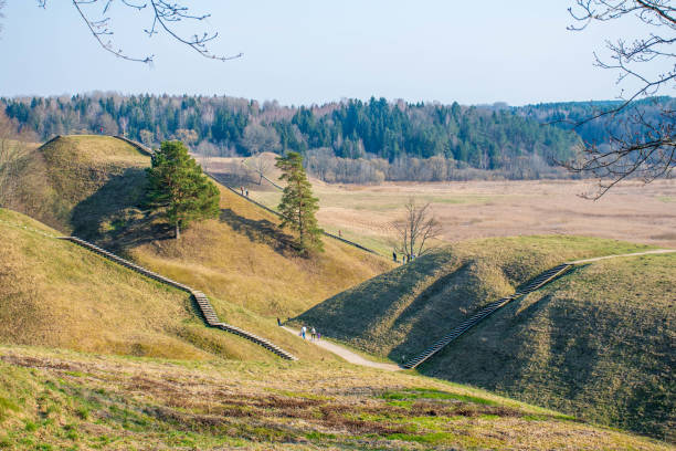 kernave, litauen, unesco-welterbe - hillfort stock-fotos und bilder