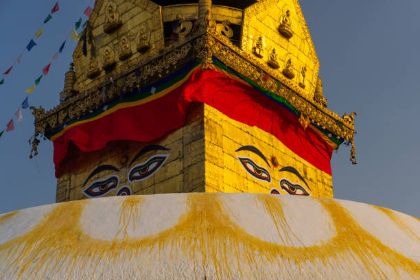 swayambhunath stupa (tempio delle scimmie) nella capitale kathmandu del nepal - nepal buddha monkey temple tibet foto e immagini stock