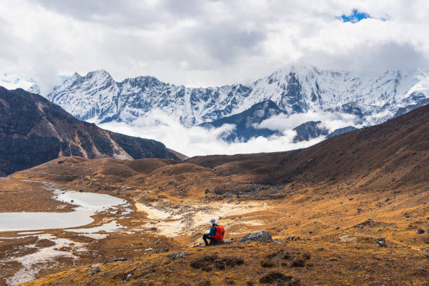 네팔 렌조 라 패스 를 횡단 한 후 에베레스트 국립 공원의 히말라야 산악 풍경 - renjo la 뉴스 사진 이미지