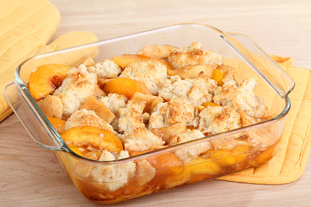 pesca dolce alla frutta - cobbler peach dessert fruit foto e immagini stock