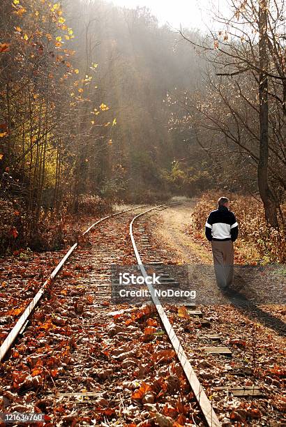 Casual Uomo Godendo Di Senior Attivo A Piedi In Ferrovia - Fotografie stock e altre immagini di Abbigliamento casual