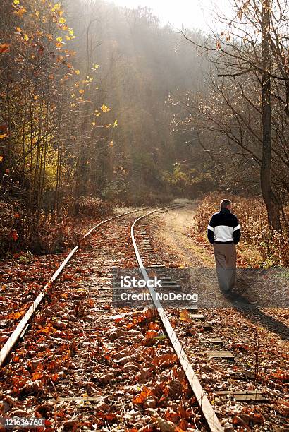 Foto de Sênior Masculino Casual Para Desfrutar De Uma Caminhada Pela Trilhos Da Estrada De Ferro e mais fotos de stock de Adulto