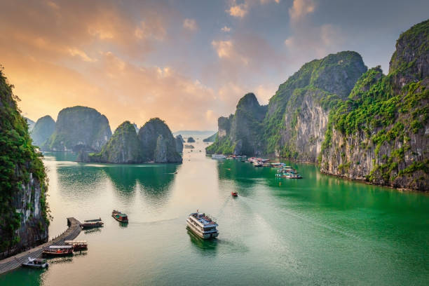 다우 고 아일랜드 하롱 베이 선셋 크루즈 베트남 - vietnam halong bay bay photography 뉴스 사진 이미지