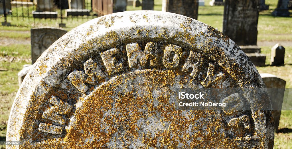 Parole In memoria su antico grunge di tombstone - Foto stock royalty-free di Ambientazione esterna