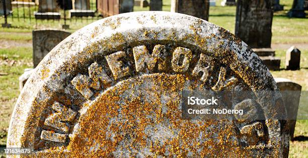 Parole In Memoria Su Antico Grunge Di Tombstone - Fotografie stock e altre immagini di Ambientazione esterna - Ambientazione esterna, Cimitero, Composizione orizzontale