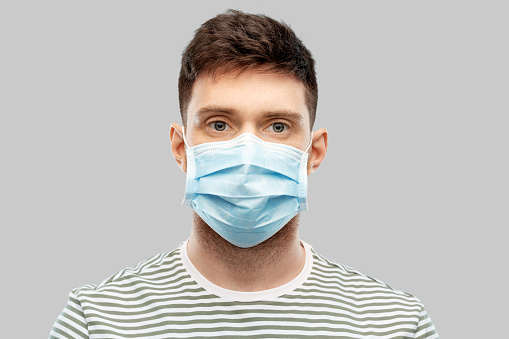 joven con máscara médica protectora photo