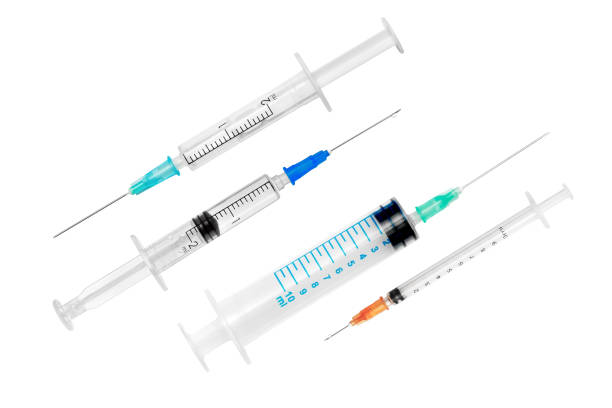 diverses seringues isolées sur le fond blanc - syringe injecting vaccination healthcare and medicine photos et images de collection