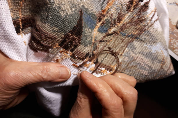 kobiece ręce haftować obraz - embroider cross stitch embroidery thread zdjęcia i obrazy z banku zdjęć