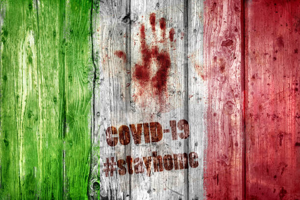 dřevěná italská vlajka s hashtagem stayhome - smrtící injekce - stock snímky, obrázky a fotky