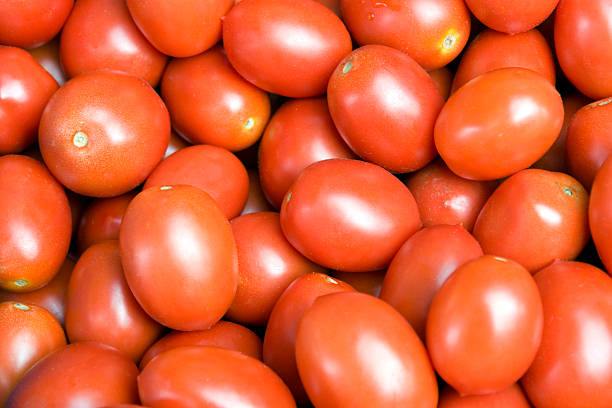lotes de frescos tomates rojos - ballaststoffe fotografías e imágenes de stock