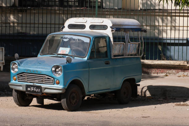 un pick-up vintage sintonizzato su misura per un taxi sulla strada di yangon - vintage toning foto e immagini stock