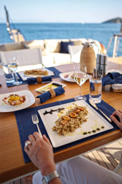 pranzo su motor yacht, impostazione del tavolo in uno yacht di lusso - cruise ship cruise mediterranean sea sea foto e immagini stock