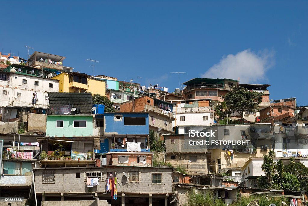 Slackline de la Favela ville de Caracas - Photo de Pauvreté libre de droits
