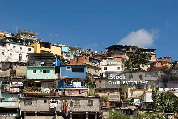 Fawela W Caracas City - zdjęcia stockowe i więcej obrazów Bieda - Problem społeczny - Bieda - Problem społeczny, Wieś, Problemy
