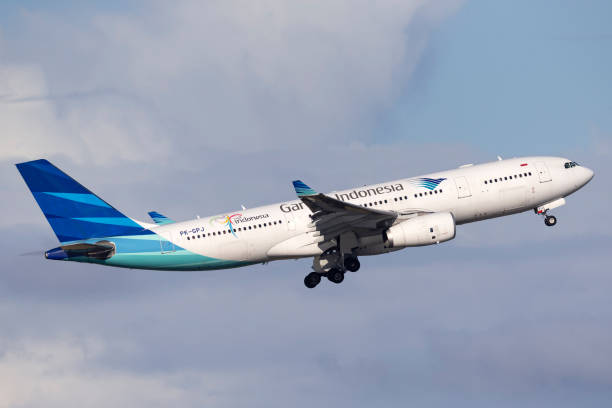 garuda indonesia airlines airbus a330 airliner taking off from sydney airport. - garuda imagens e fotografias de stock