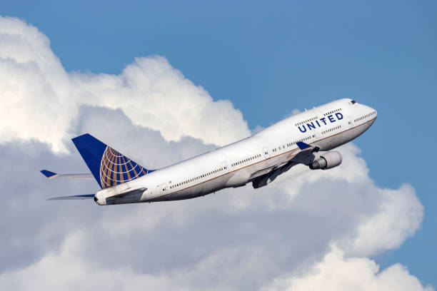 united airlines boeing 747 jumbo-jet-flugzeug startet vom flughafen sydney. - boeing 747 fotos stock-fotos und bilder