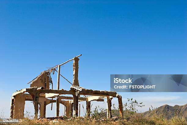 Abandonada Casa Destruída - Fotografias de stock e mais imagens de Abandonado - Abandonado, Amolgado, Ao Ar Livre