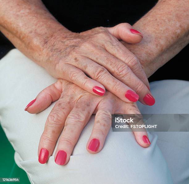 Пожилые Руки Женщина — стоковые фотографии и другие картинки Пятнистый - Пятнистый, Пожилой возраст, Европейского происхождения