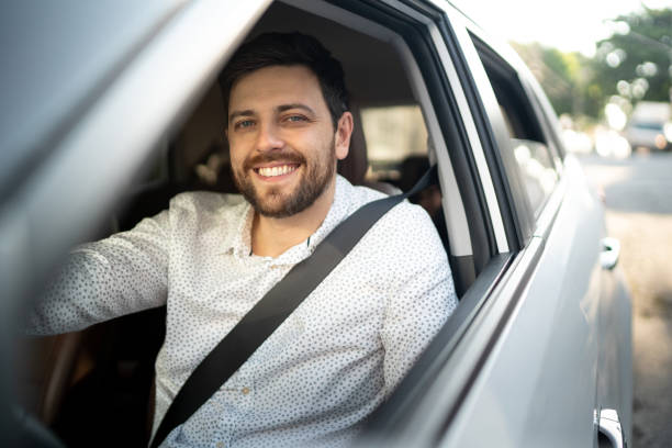 portret uśmiechniętego kierowcy - driving car traffic men zdjęcia i obrazy z banku zdjęć