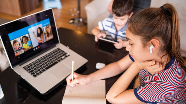 tiener die met video online les thuisfamilie in isolatie studeert homeschooling en afstandsonderwijs - afgelegen stockfoto's en -beelden