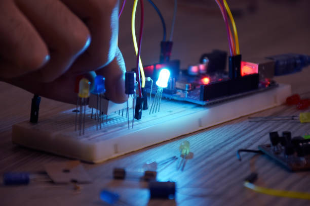 an engineer working on open-source hardware and software project, breadboard, electronic module - 2839 imagens e fotografias de stock