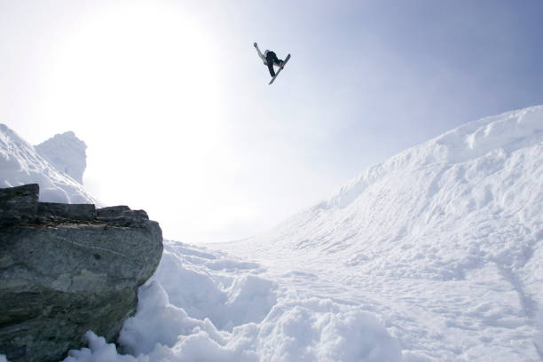 snowboarder saltando - ski jumping snowboarding snowboard jumping fotografías e imágenes de stock