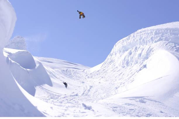 snowboarder saltando - ski jumping snowboarding snowboard jumping fotografías e imágenes de stock