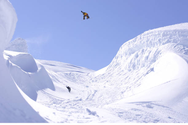 snowboarder jumping - ski jumping snowboarding snowboard jumping imagens e fotografias de stock