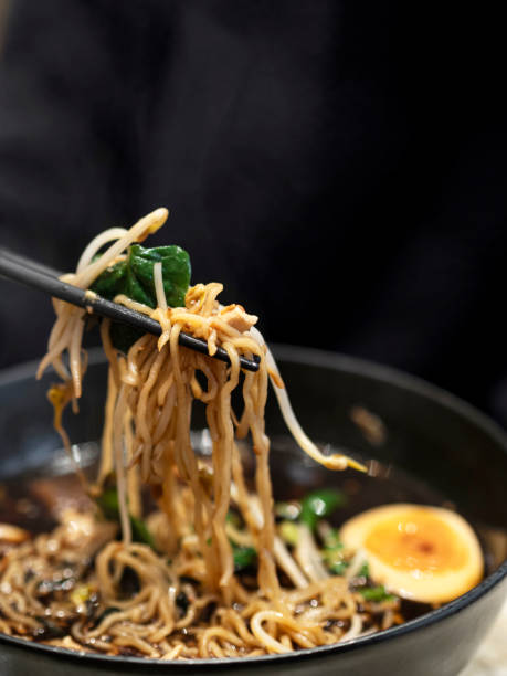 sopa de fideos udon con huevo, fideos ramen, carne de res y fideos udon stir fry, fideos, fideos chopsticks - chopsticks stir fried vegetable beef fotografías e imágenes de stock